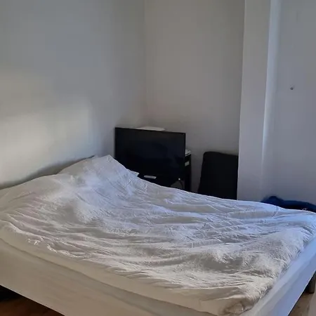 Newly Renovated Private With Free Parking Apartment